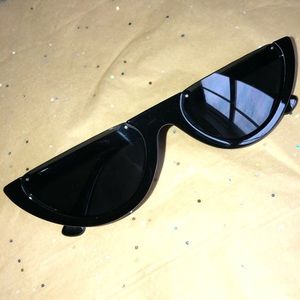 Black cat eye sunglasses 😎